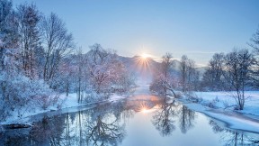 【2019-02-12】 山与河的绝美搭配 洛伊萨赫河与海姆加滕山，德国巴伐利亚 (© Christian Back/Huber Images/eStock Photo)