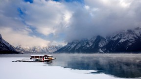 明尼万卡湖上的船屋，加拿大阿尔伯塔省班夫国家公园 (© Wayne Simpson/All Canada Photos/Superstock)(2019-02-01)