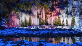 【2019-02-13】 多彩的冰雪仙境 彩色灯光下的冰柱，日本秩父市 (© JTB Photo/UIG/age fotostock)