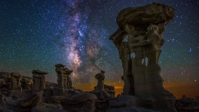 【2019-04-03】 Bisti/De-Na-Zin Wilderness上空的银河，美国新墨西哥州 (© Cory Marshall/Tandem Stills + Motion)