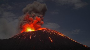 【2019-08-27】 苏门答腊海岸正在喷发的喀拉喀托火山，印度尼西亚 (© Martin Rietze/Alamy)