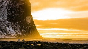 【2019-09-25】 罗弗敦群岛的北极冲浪之旅，挪威罗弗敦大师赛 (© Nicolás Pina/Tandem Stills + Motion)