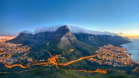 【2019-12-16】 桌山，南非开普敦 (© 4FR/Getty Images)