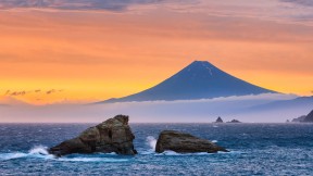 富士山和双岩，日本松崎 (© Tommy Tsutsui/Getty Images)(2019-07-15)