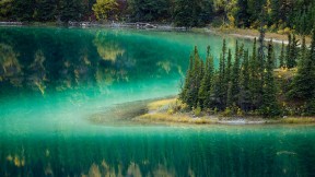 【2019-04-13】 卡克罗斯附近的翡翠湖，加拿大育空地区 (© David Noton Photography/Alamy Stock Photo)