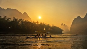 【今日劳动节】 (© Katvic/Shutterstock)(2019-05-01)