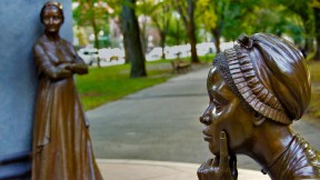【2019-03-01】 菲利斯·惠特利和阿比盖尔·亚当斯的雕像，马萨诸塞州波士顿妇女纪念馆 (© Education Images/UIG via Getty Images)