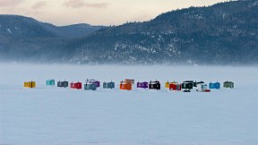 【2019-01-10】 冰天雪地里的绚丽色彩 冰钓渔村，加拿大魁北克 (© Hemis/Alamy)