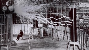 发明家尼古拉·特斯拉和他的“放大发射机” (© Nikola Tesla Museum/Science Photo Library)(2019-01-02)