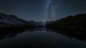 格里姆瑟尔山口Totesee山地湖中倒映出的星星，瑞士伯尔尼 (© magodevita/Getty Images)(2020-08-23)