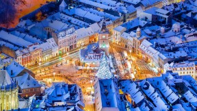 【2020-12-03】 布拉索夫中央广场的圣诞市集，罗马尼亚 (© Alpineguide/Alamy)