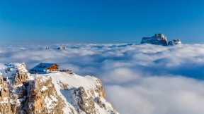 以佩尔莫山为背景云层之上的Rifugio Lagazuoi，意大利多洛米蒂山脉 (© Nicolo Miana/eStock Photo)(2020-02-20)