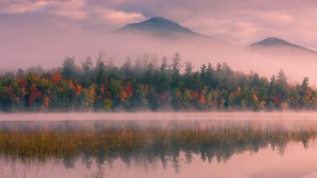 【2020-11-12】 Connery Pond和怀特菲斯山，纽约州 (© Henk Meijer/Alamy)
