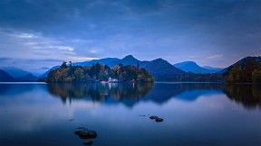 德文特湖上的德文特岛房屋，英国坎布里亚郡湖区国家公园 (© Chris Warren/eStock Photo)(2020-11-08)