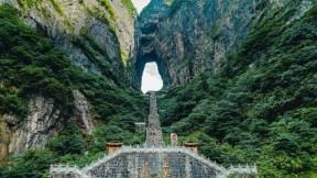 张家界天门山，中国 (© Bogdan Dyiakonovych/Shutterstock)(2020-01-08)