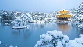 【2020-12-09】 冬天的金阁寺，日本京都 (© yoko_ken_chan/Shutterstock)