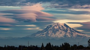 【2020-03-23】 雷尼尔山透镜状云的延时视频，华盛顿 (© Delrious/Shutterstock)