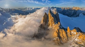 【2020-11-20】 鸟瞰勃朗峰山脉中的南针峰，法国 (© Amazing Aerial Agency/Offset by Shutterstock)