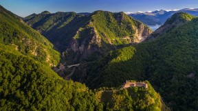 【2020-10-12】 堡垒山上的珀纳里城堡，法加拉斯山,罗马尼亚 (© porojnicu/Getty Images)