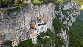 【2020-06-27】 Madonna della Corona教堂，意大利 (© Volodymyr Kalyniuk/Alamy)