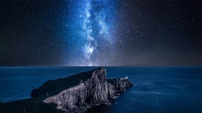 【2020-04-19】 内斯特角灯塔上空的银河 ，苏格兰斯凯岛 (© Shaiith/Getty Images)