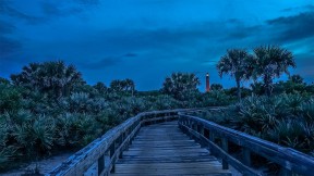 【2020-04-02】 从庞塞德莱昂河口向灯塔望去，佛罗里达州 (© Jason Sponseller/Shutterstock)