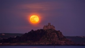 【2020-04-07】 四月的满月从圣迈克尔山上升起，英国康沃尔 (© Simon Maycock/Alamy Live News)