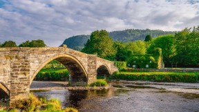 兰鲁斯特一座名为Pont Fawr的石拱桥，英国威尔士 (© Pajor Pawel/Shutterstock)(2020-06-04)