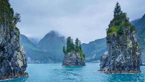 【2020-12-02】 基奈峡湾国家公园的尖顶湾，阿拉斯加 (© Sekar B/Shutterstock)