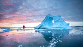 【2020-07-25】 迪斯科湾，格陵兰岛伊卢利萨特 (© Kertu/Shutterstock)