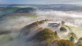 【2020-10-07】 Restormel城堡上空的秋雾，英国康沃尔 (© Robert Harding/Alamy)