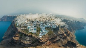 【2020-04-08】 圣托里尼岛鸟瞰图，希腊 (© Amazing Aerial Agency/Offset)