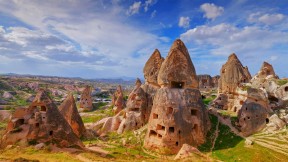 【2020-03-02】 “精灵烟囟”和窑洞，土耳其卡帕多西亚 (© Ivan Kmit/Alamy)