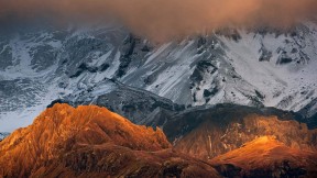 【2020-01-20】 阳光照耀下的火山岩山脊，冰岛埃亚菲亚德拉冰盖 (© Erlend Haarberg/Minden Pictures)