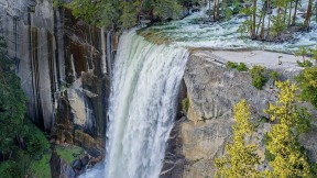 【2020-04-18】 优胜美地国家公园中的春季瀑布 (© elvistudio/Shutterstock)