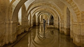 【2020-07-15】 被洪水淹没的温彻斯特大教堂地下室，英国汉普郡 (© Oliver Hoffmann/Alamy)