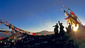 朝圣者将风马旗扔向甘登寺上方的空中为新年祈福，中国西藏 (© Ian Cumming/plainpicture)(2020-02-24)