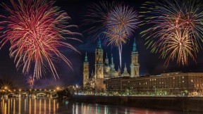 跨年庆典中燃放的烟花，西班牙萨拉戈萨 (© Martina Badini/Shutterstock)(2020-12-31)