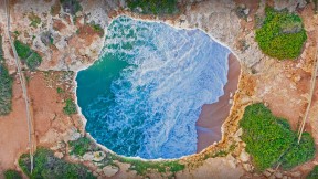 【2021-09-17】 贝纳吉尔洞穴，葡萄牙阿尔加维 (© Michael Malorny/Offset by Shutterstock)