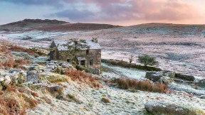 【2021-01-30】 博德明高沼上布朗威利山麓的废弃小屋，英格兰 (© Helen Hotson/Alamy Stock Photo)