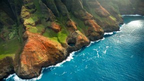 Nā pali海岸上的Bright Eye海蚀洞，夏威夷考艾岛 (© jimkruger/Getty Images)(2021-06-17)