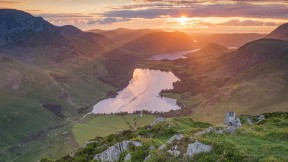 巴特米尔湖上的落日 ，英格兰湖区 (© Stewart Smith/Alamy)(2021-05-20)