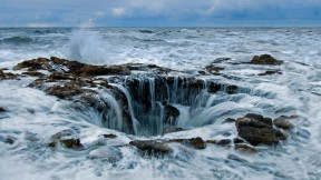 【2021-03-11】 俄勒冈海岸佩蓓角的雷神之井 (© Cavan Images/Offset by Shutterstock)