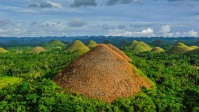 【2021-11-24】 独特的巧克力山，菲律宾薄荷岛 (© Danita Delimont/Offset by Shutterstock)