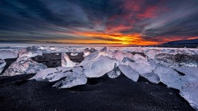 【2021-01-04】 冰河湖对面的钻石冰沙滩，冰岛 (© surangaw/Getty Images)