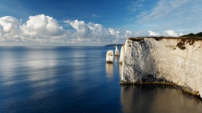 【2021-08-05】 波白克岛的小尖塔岩石，英格兰多塞特 (© James Osmond/Alamy)