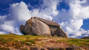 【2021-08-27】 镶嵌在巨石之间的石屋，葡萄牙 (© Olimpio Fantuz/eStock Photo)