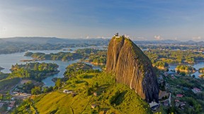 【2021-05-16】 鸟瞰瓜塔佩巨岩，哥伦比亚瓜塔佩 (© Amazing Aerial Agency/Offset by Shutterstock)