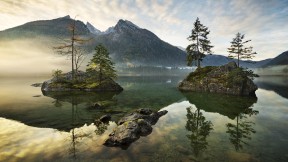 被阿尔卑斯山环抱的辛特湖，德国贝希特斯加登 (© Offset by Shutterstock)(2021-03-10)