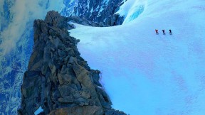 【2021-02-08】 勃朗峰高山冰川上的徒步者，法国夏慕尼 (© agustavop/Getty Images)